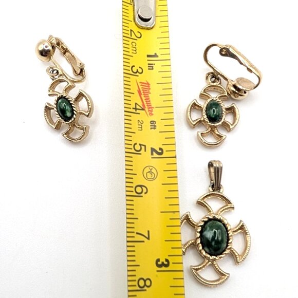 Vtg Avon Celtic Cross Gold Tone Green Stone Pendant and Clip-On Earrings Set VGC - Picture 9 of 9